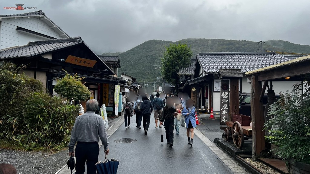 La calle principal de Yufuin un día de lluvia. A la derecha, la tienda de la salsa de soja; al fondo, el monte Yufu entre nubes.