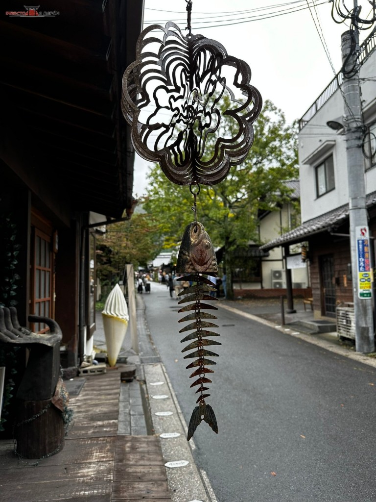 Uno de los móviles de metal con forma de pez que decoran las calles del pueblo.