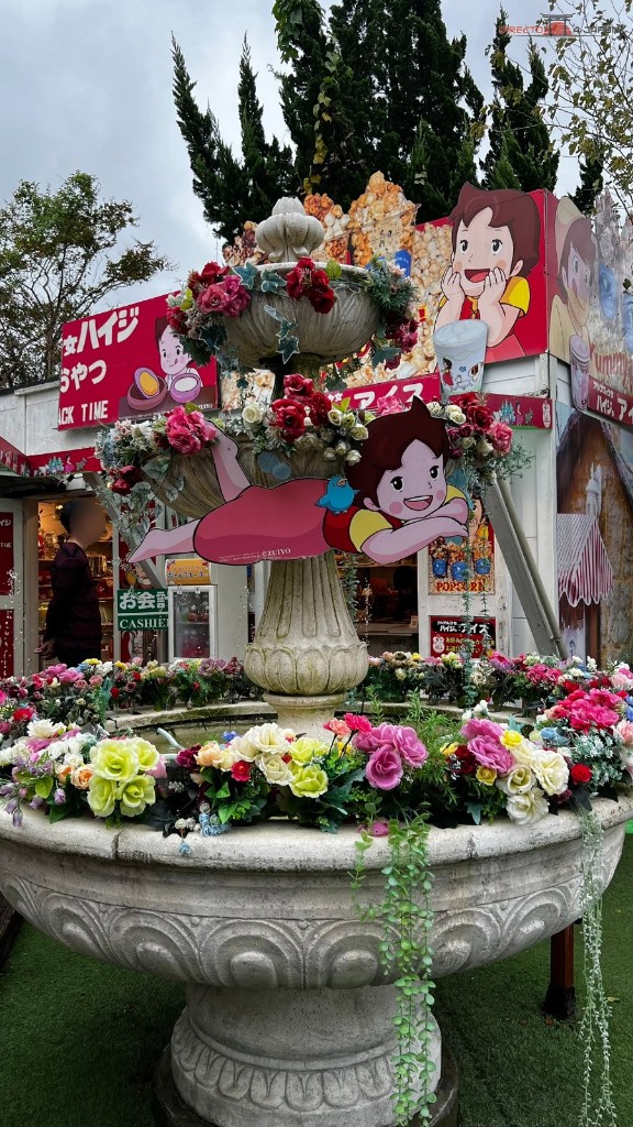 La fuente de las flores con Heidi, en Yufuin Floral Village.
