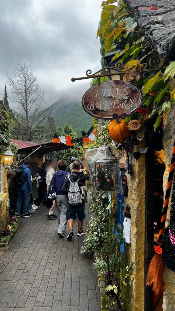 El callejón de Kiki's Bakery, la panadería inspirada en "Nicky, la aprendiz de bruja".