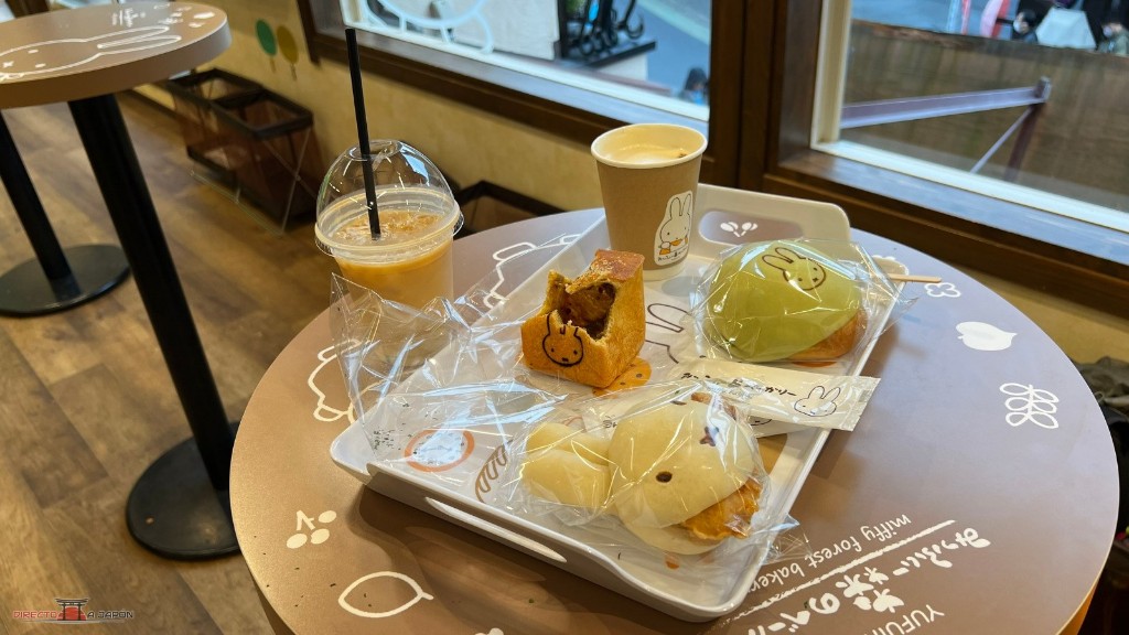 Nuestra parada dulce en la Miffy: bollos con la cara de la conejita y algo para beber.
