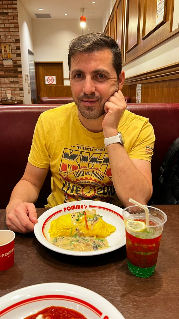 Edu con su omurice de gambas y salsa cremosa en el Pomme's de Hakata