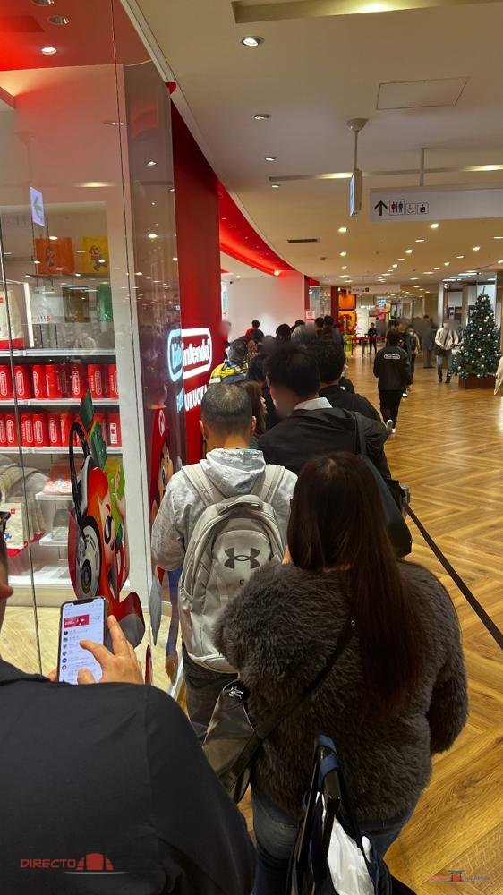 Cola de visitantes junto a la entrada roja de Nintendo Osaka durante nuestra visita