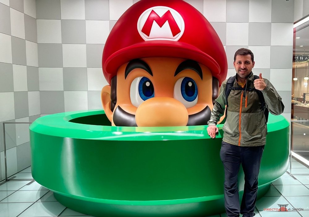 Edu con la figura de Mario en la Nintendo Store de Kioto