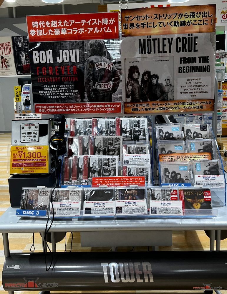 Expositor con discos de Bon Jovi y Mötley Crüe en Tower Records