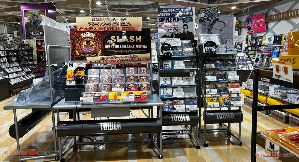 Auriculares y expositores de Slash y Simple Plan en Tower Records