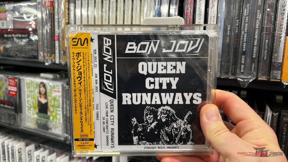 Funda de Bon Jovi Queen City Runaways sostenida en la tienda