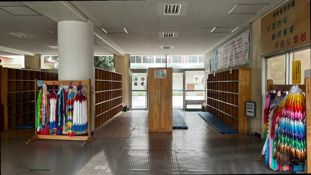 15 escuela vestibulo zapateros grullas editada