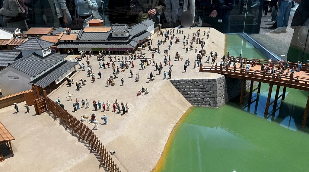 Maqueta de la ciudad de Edo con el puente y escenas de la vida cotidiana