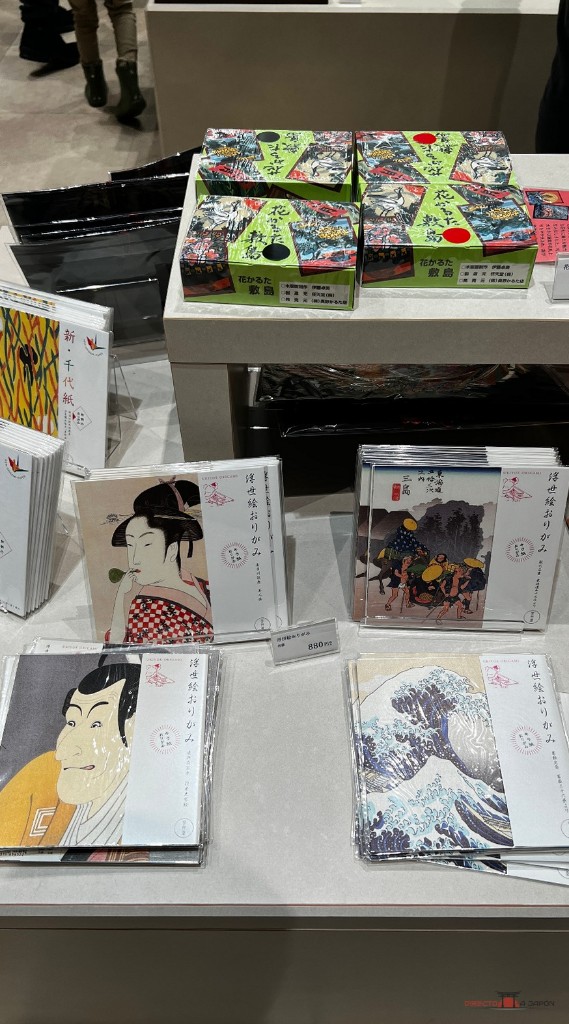 Recuerdos de la tienda del Museo Edo-Tokyo: origami con motivos ukiyo-e y cajas de hanafuda