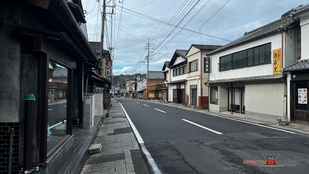 calle principal de Arita con tiendas de cerámica