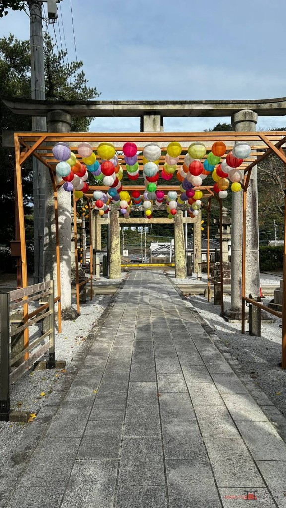 entrada al santuario Tōzan-jinja con farolillos de colores