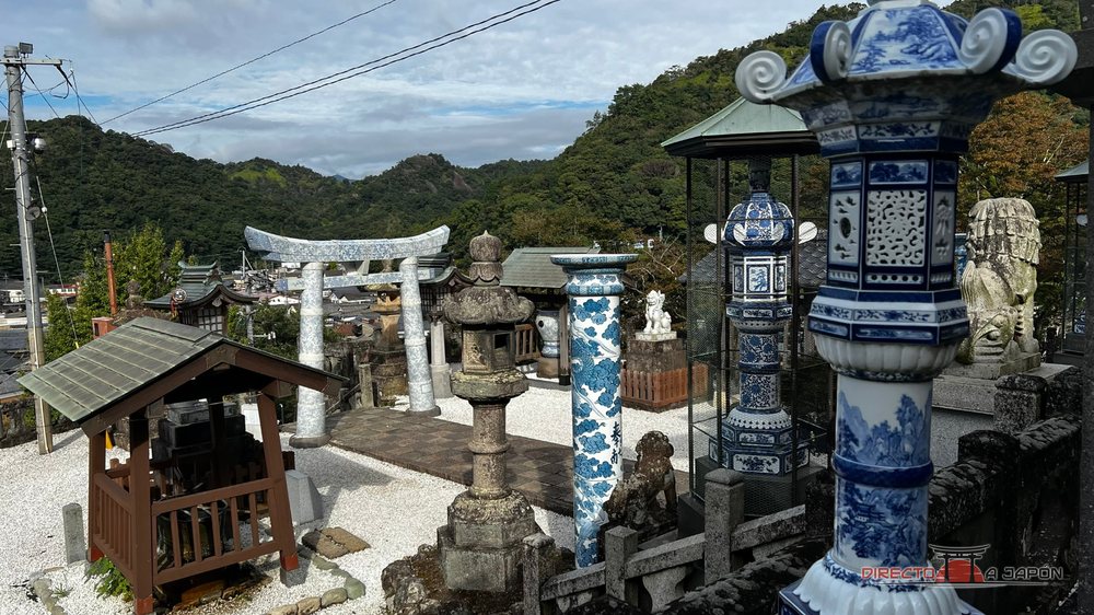 recinto del Tōzan-jinja visto desde arriba con columnas y farolillos de porcelana
