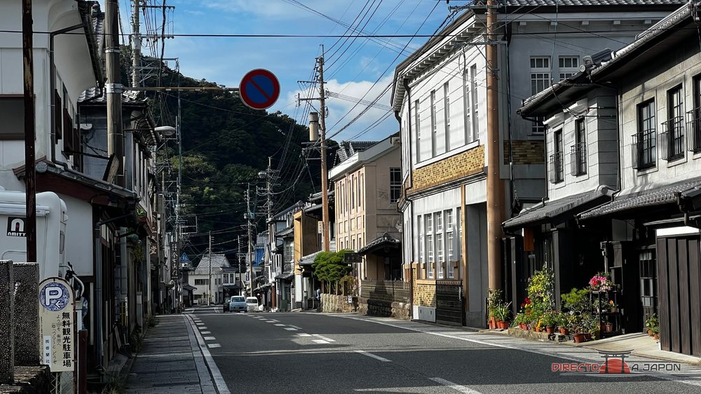 calle de Arita con casas históricas y cartel del aparcamiento turístico gratuito