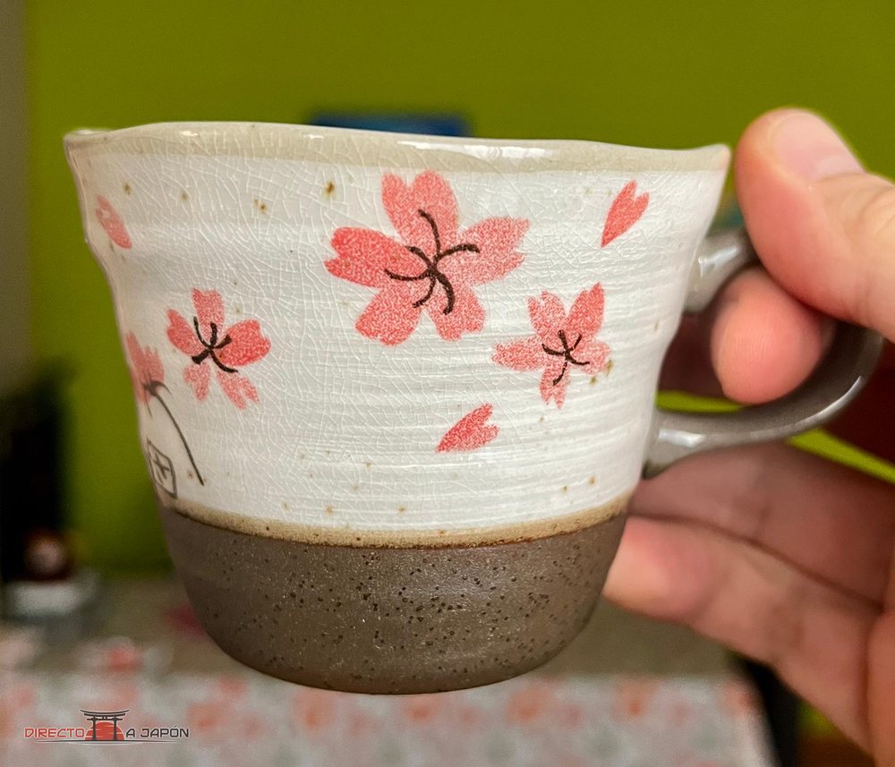 taza de cerámica de Arita con flores de cerezo rosas y esmalte blanco craquelado