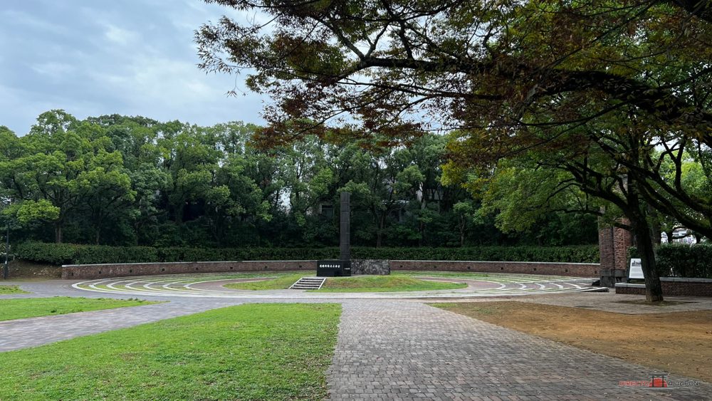 Parque del Hipocentro, monolito y círculos concéntricos