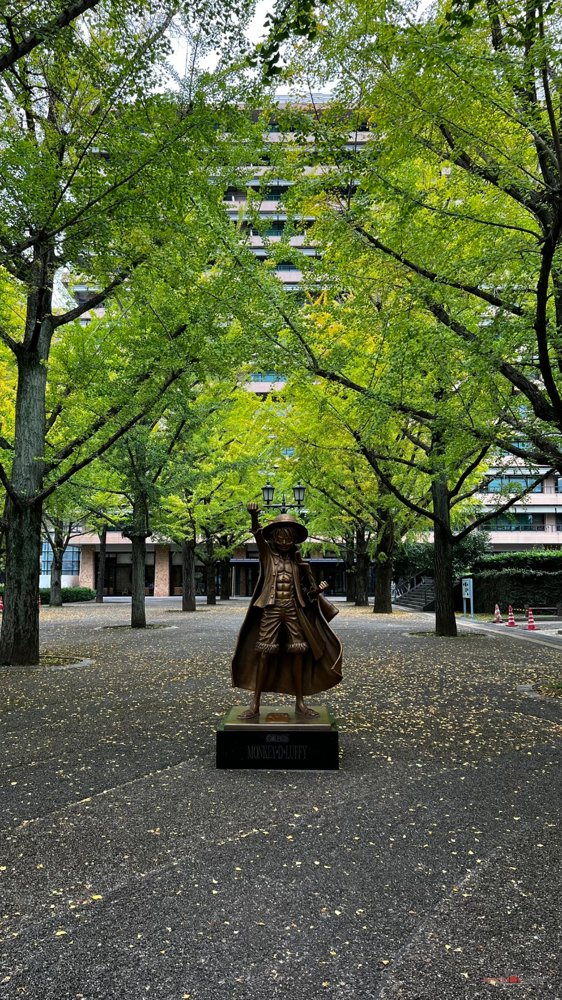 Estatua de Luffy entre ginkgos