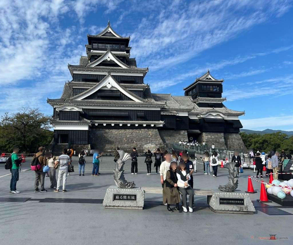 Torre principal del castillo de Kumamoto, reconstruida en hormigón en 1960, con visitantes en la explanada