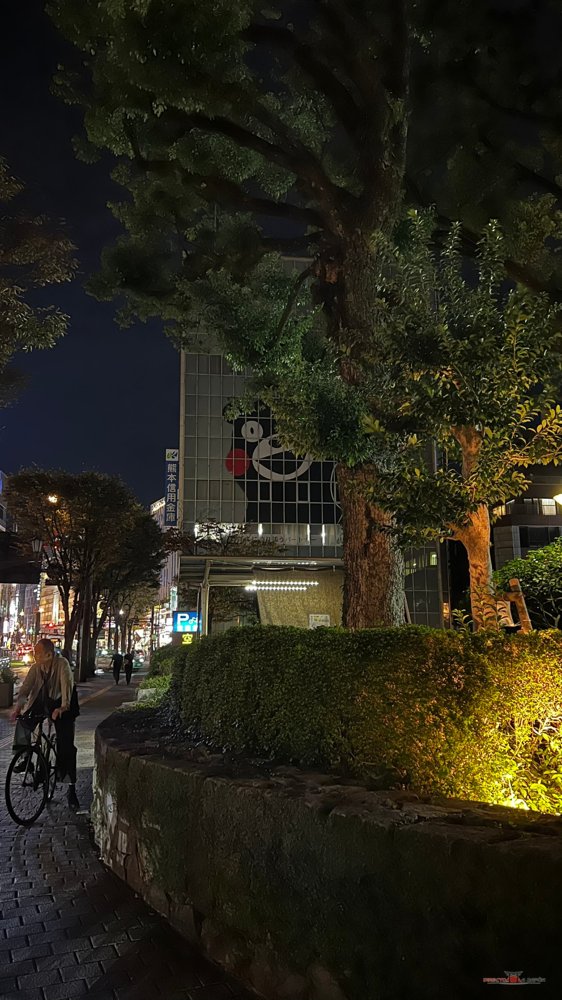 Kumamon gigante en la fachada de noche