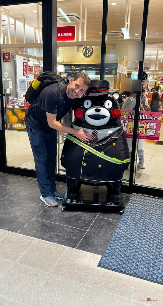Edu con Kumamon vestido de jefe de estación