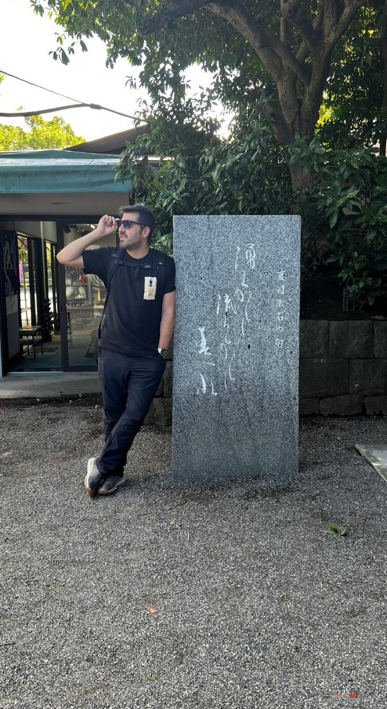 Monumento con haiku de Sōseki
