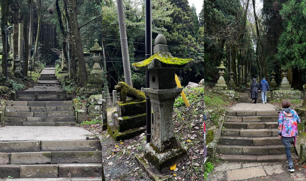 Tres fotos del camino: escalones entre faroles, un farolillo de piedra con un komainu cubierto de musgo y una pareja de visitantes subiendo por las escaleras