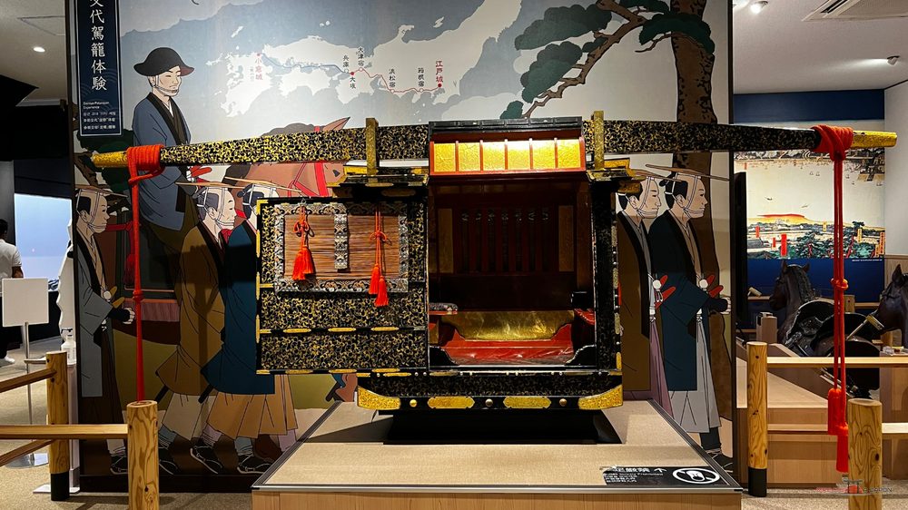 Sala del castillo de Kokura con un palanquín tradicional, un norimono, en una vitrina