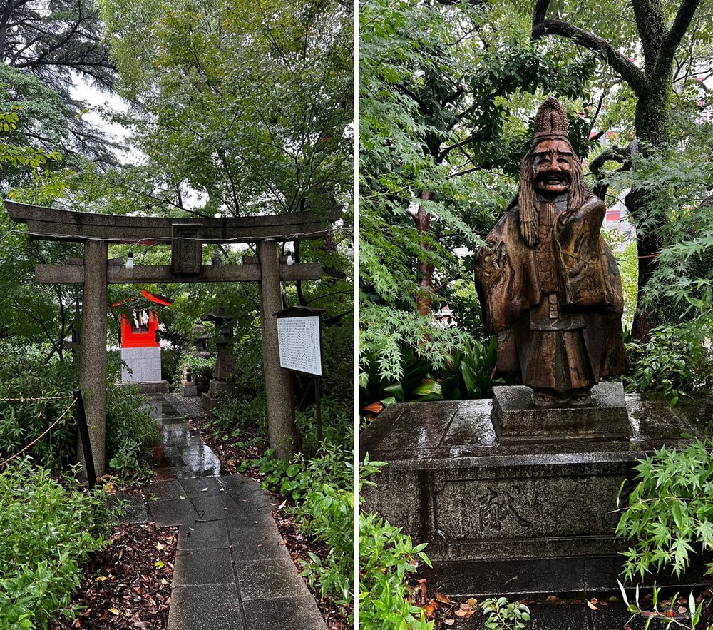 Torii y estatua en el santuario Yasaka de Kokura, bajo la lluvia