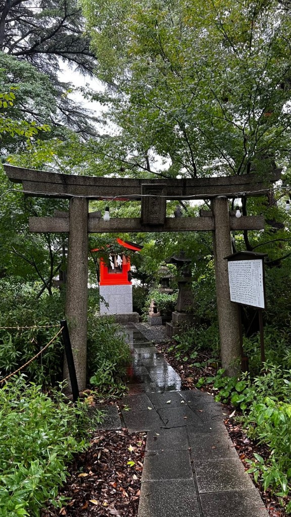 Torii del santuario Yasaka de Kokura con la lluvia