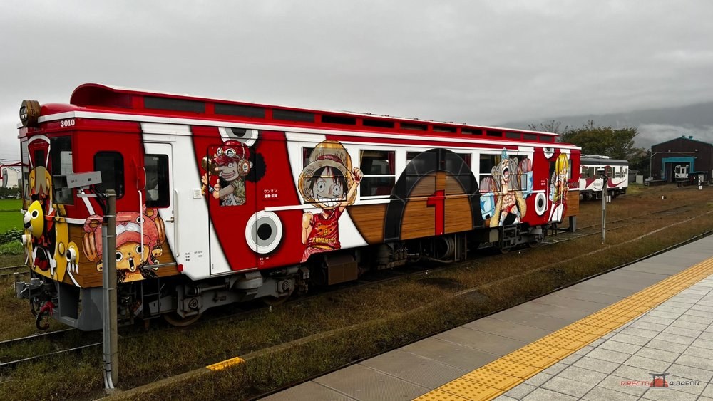 Tren de la línea Minami-Aso decorado con los personajes de One Piece en la estación de Takamori