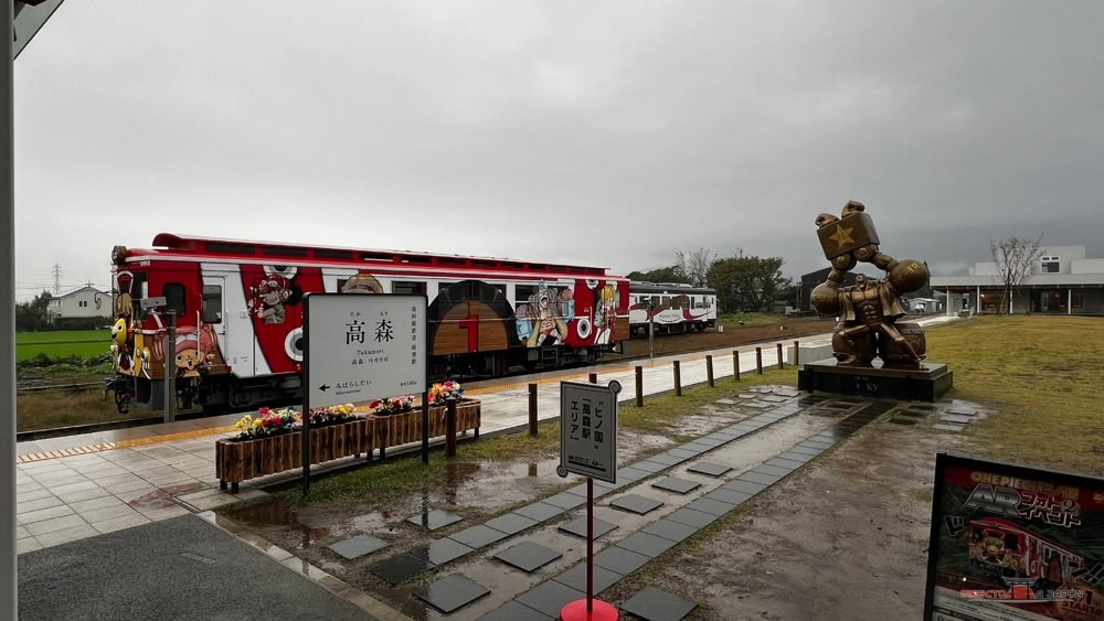 Estación de Takamori con la estatua de Franky y el tren de One Piece al fondo