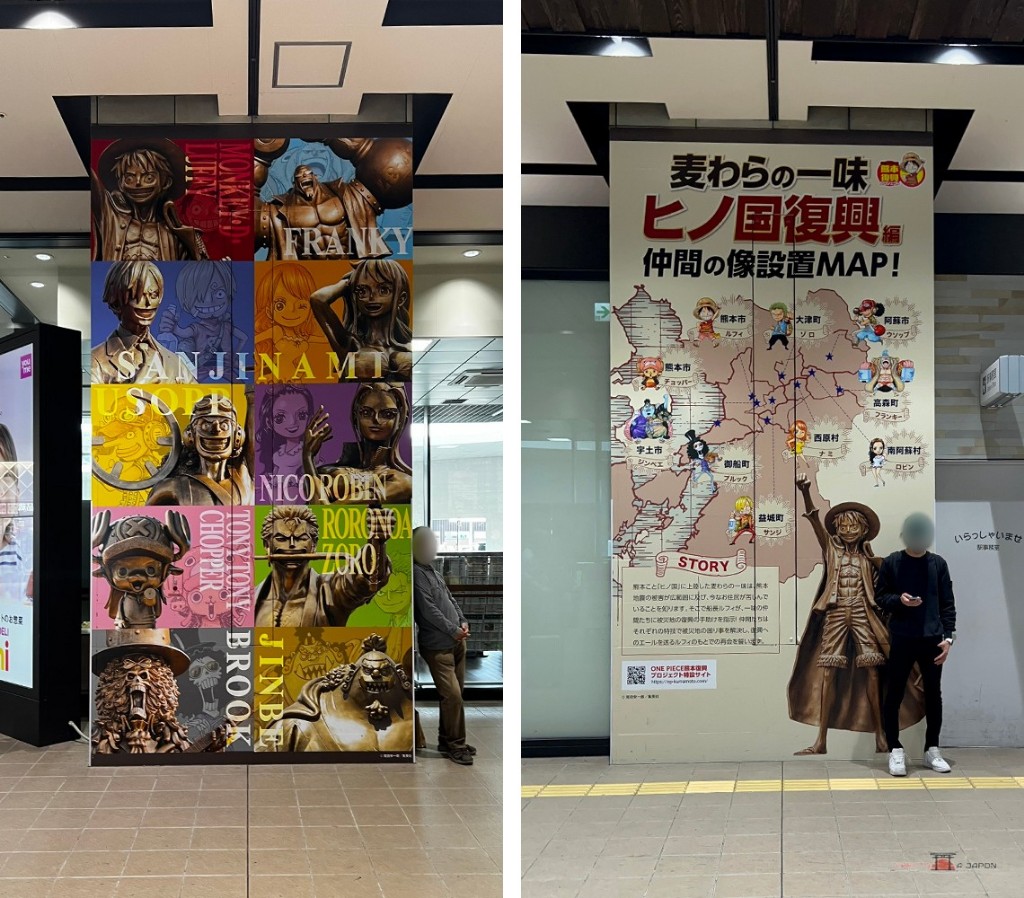 Dos columnas de la estación de Kumamoto: el panel con los diez personajes de One Piece y el cartel con el mapa de las estatuas