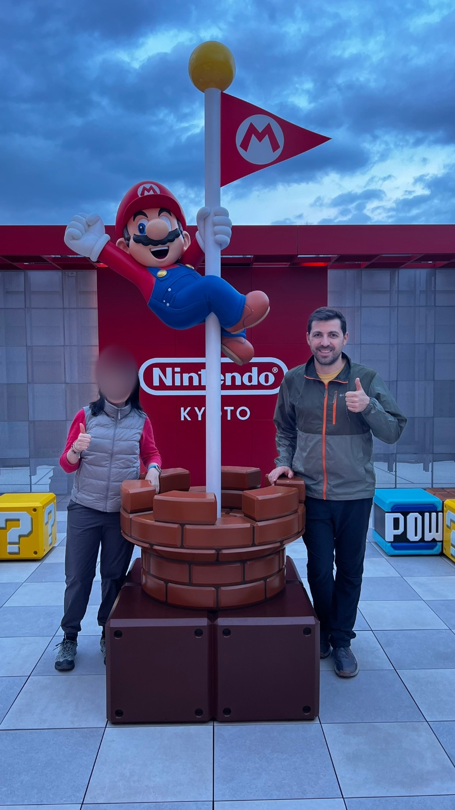 La azotea de Nintendo Kyoto con el Mario del mástil y el rótulo de Nintendo KYOTO