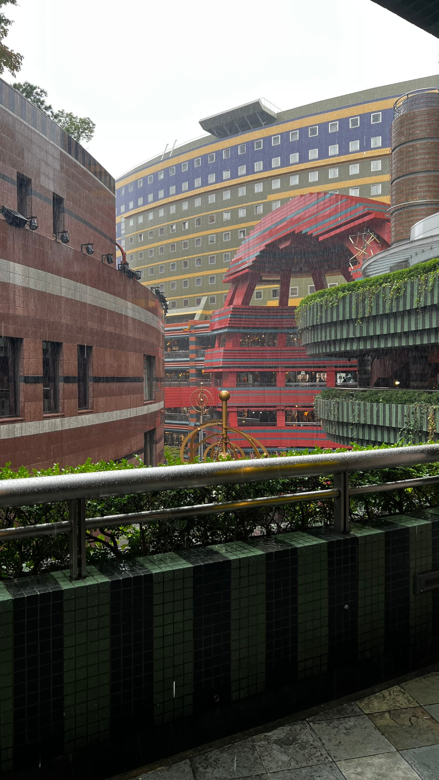 Canal City Hakata bajo una lluvia intensa, con su característico edificio rojo