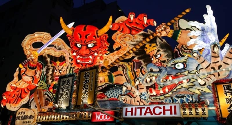 figuras de papel durante el Aomori Nebuta matsuri