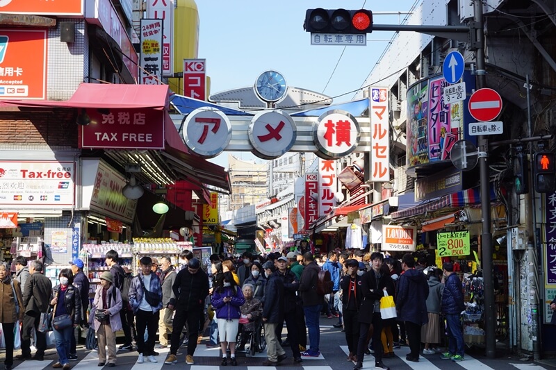 Tiendas y mucha gente en Ameyoko