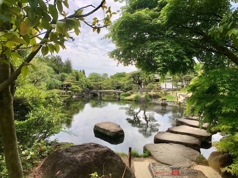 Camino de piedras en uno de los jardines del Koko-en, Himeji