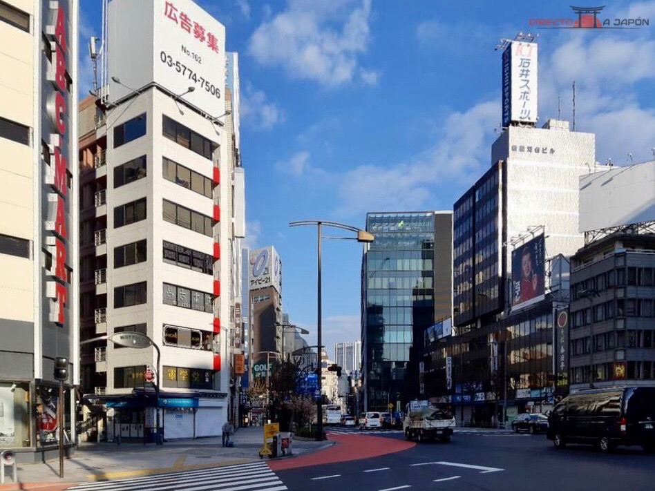 Rascacielos en las calles principales de Jimbocho