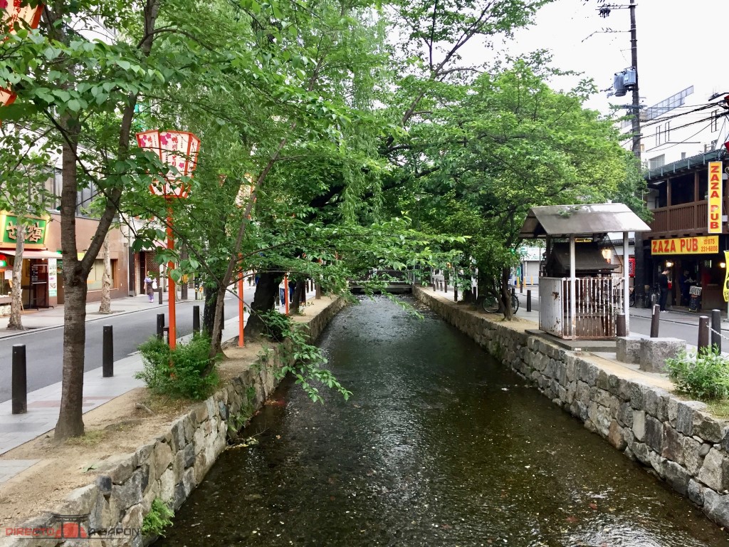 canal de agua cercano y perpendicular a Pontocho