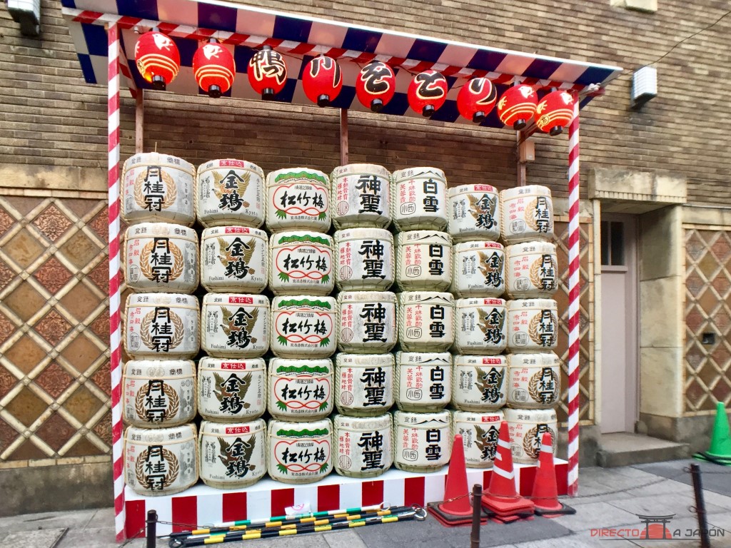 Barriles de sake en Pontocho, Kioto
