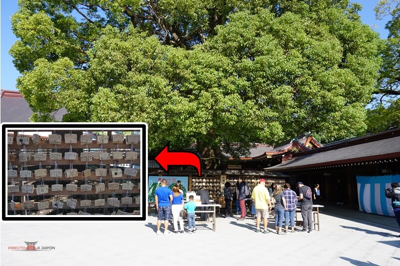 Ema-kake o lugar donde colgar las tablillas ema en el Santuario Meiji