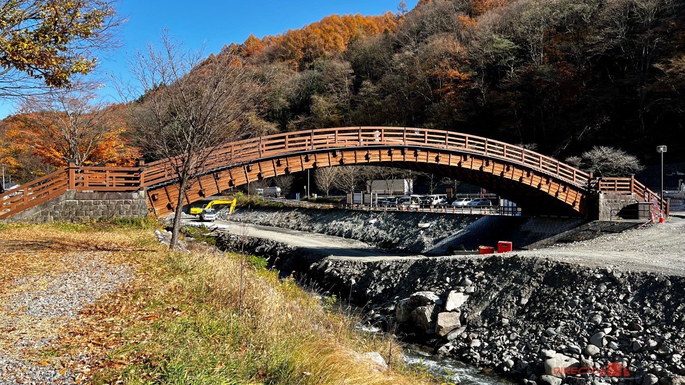 Puente de madera cerca de la estación de Narai