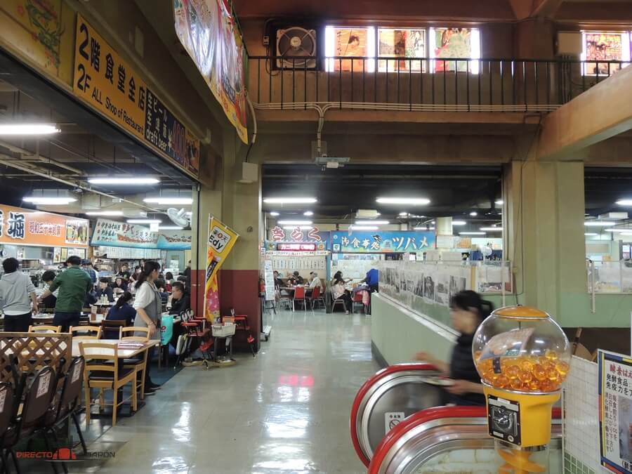zona de restaurantes del mercado Makishi en Naha