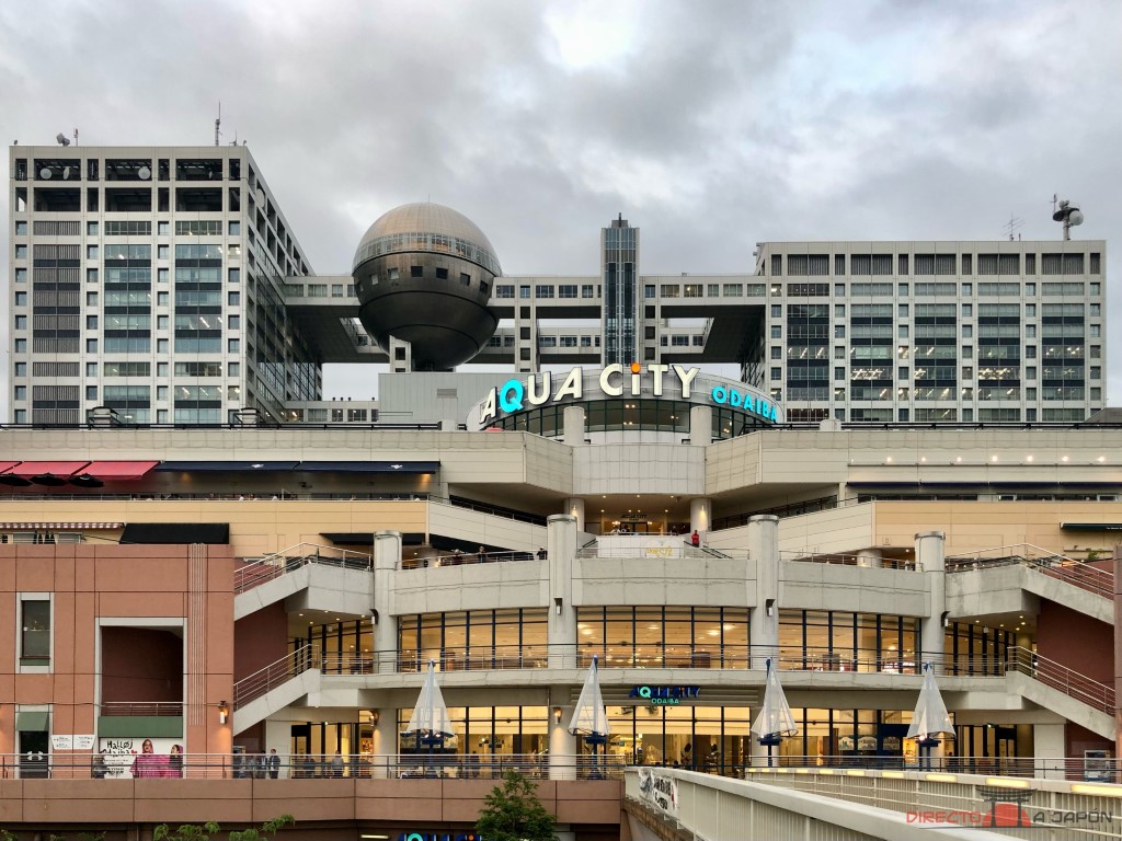 El centro comercial Aqua City y, detrás, Fuji TV