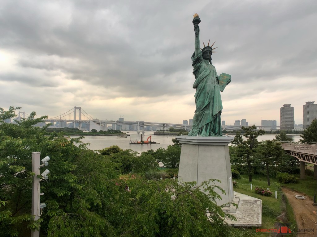 La Estatua de la Libertad con el Rainbow Bridge de fondo