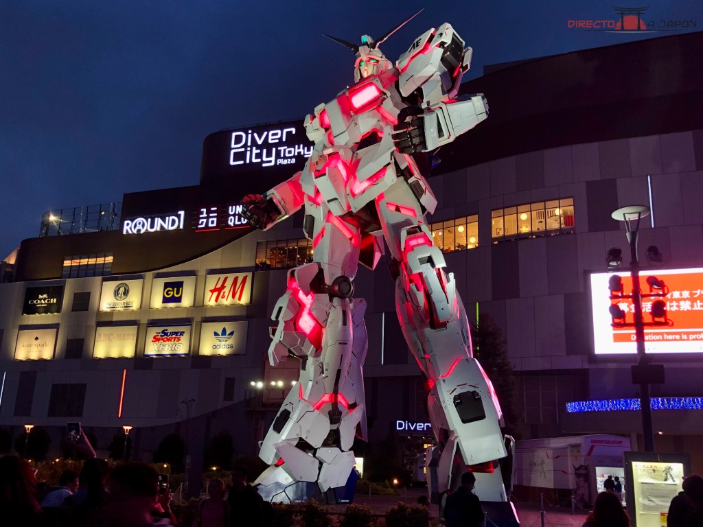 La Estatua de Gundam en plena actuación