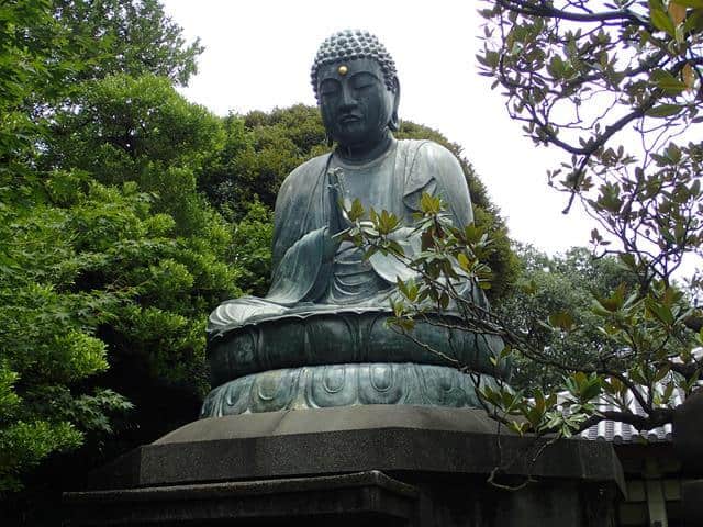 Estatua de Buda en el templo Tennoji de Tokyo
