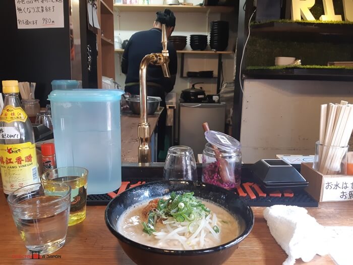 Toallas húmedas u oshibori, y bebida gratis en los restaurantes de Japón