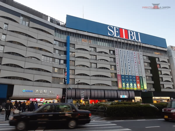 Fachada de la estación de Ikebukuro